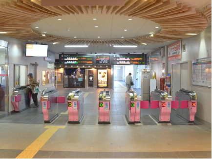  Get inside a ticket barrier and confirm which platform the train to your destination arrives at.